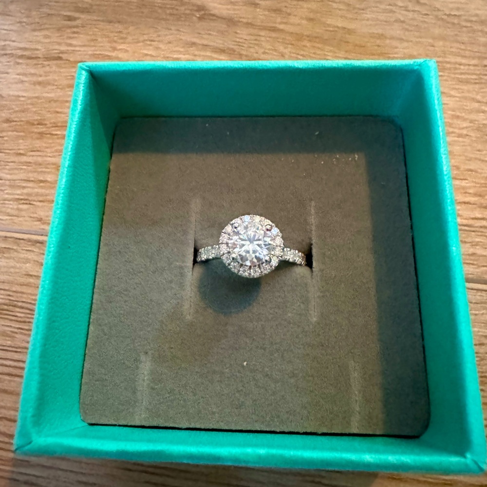 🆕 New in gift box! Imolove Solitaire Engagement Ring. Halo ring size 5-1/2